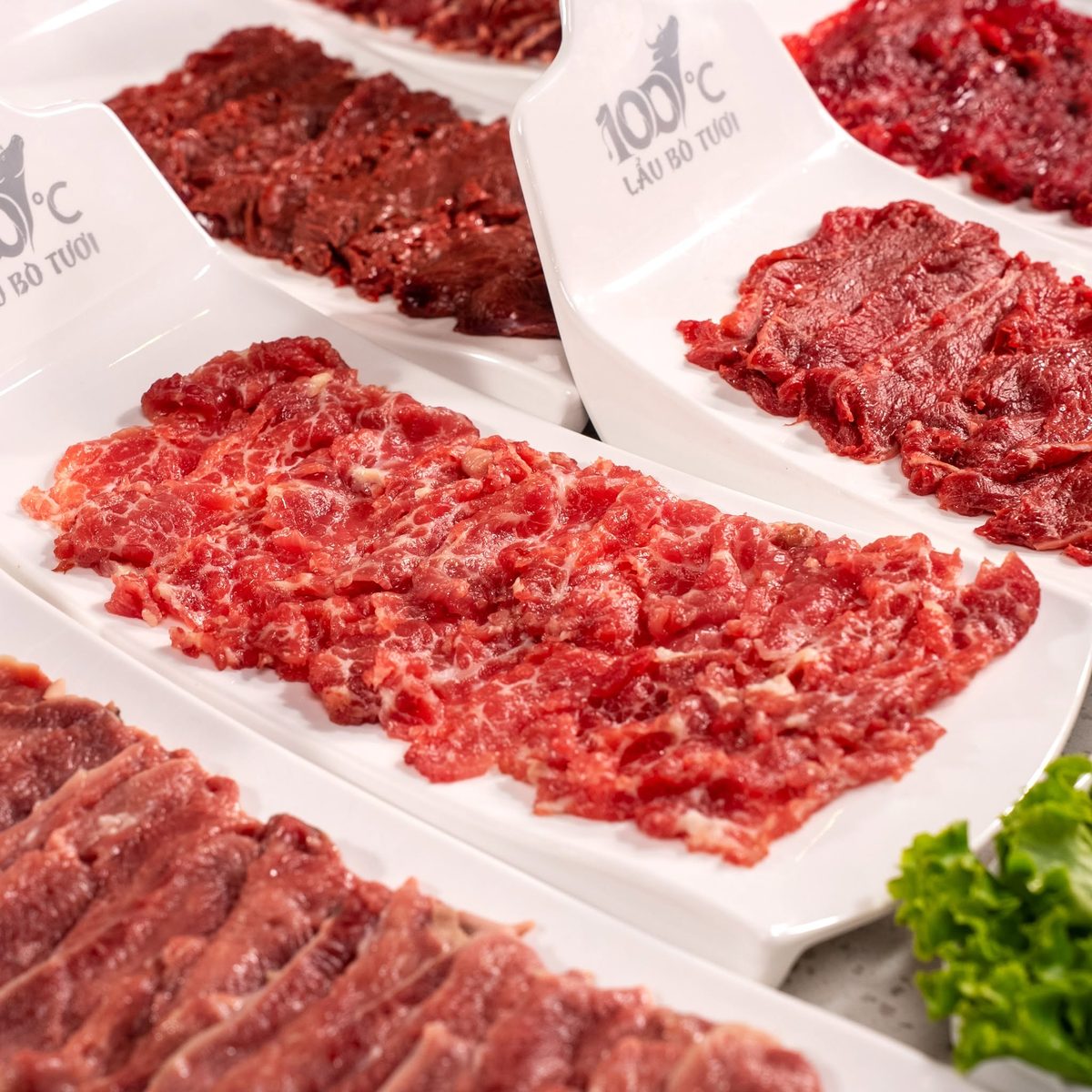 Đĩa thịt bò tươi thái lát trên đĩa sứ in logo 100°C (3)
