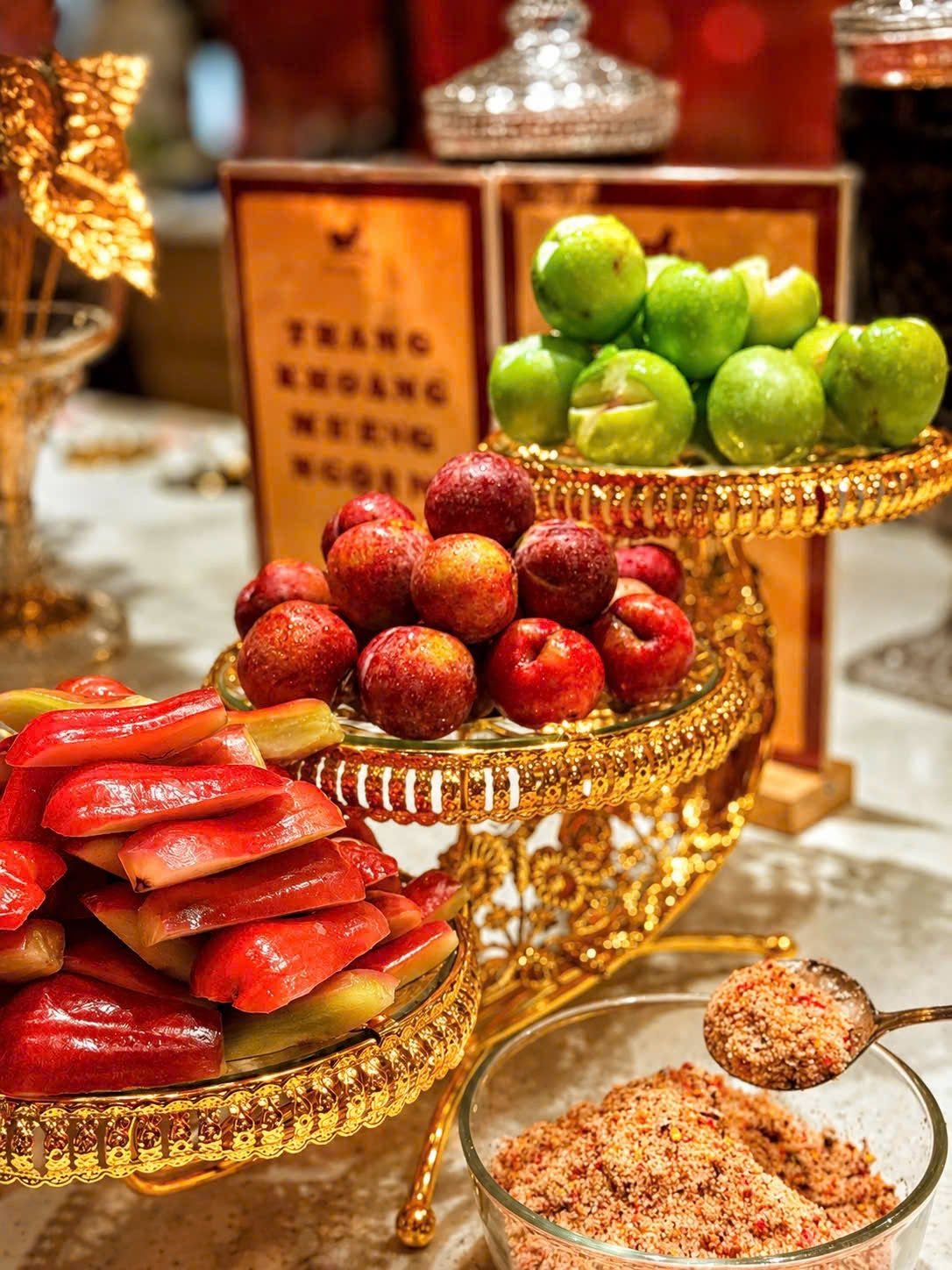 Trái cây tươi & muối chấm tại quầy line Lẩu Bò Tươi 100°C