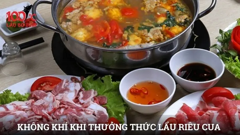 Không khí ấm cúng khi thưởng thức lẩu riêu cua bắp bò sườn sụn