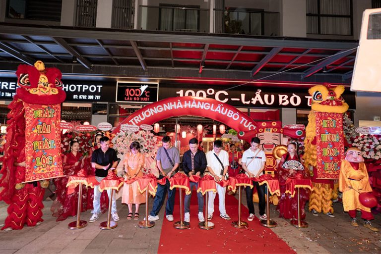 Ngày khai trương của Lẩu Bò Tươi 100°C đã diễn ra trong không khí vô cùng rộn ràng
