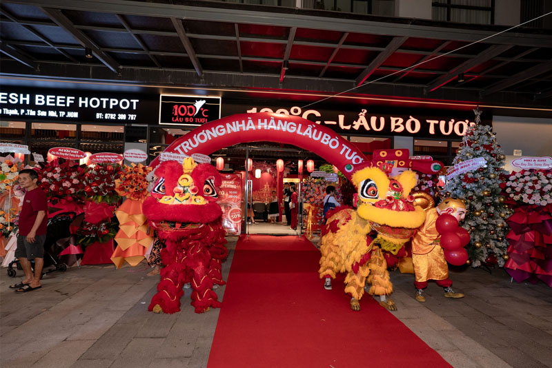 Đội múa lân sôi động - Tiếp đón thực khách ghe thăm