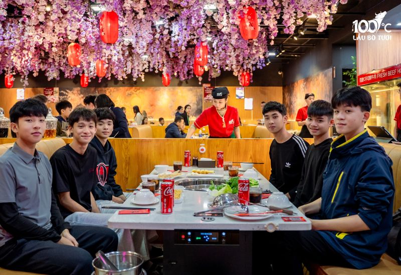 Cả bàn cùng quay – cùng cười – trúng quà liền tay, không khí Tết tự nhiên rộn ràng hơn hẳn